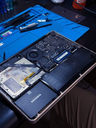 „Nafouklá baterie – tichý zabiják MacBooků.“ Tohle je klasický MacBook A1278, který k nám dorazil s mírně vypouklým...